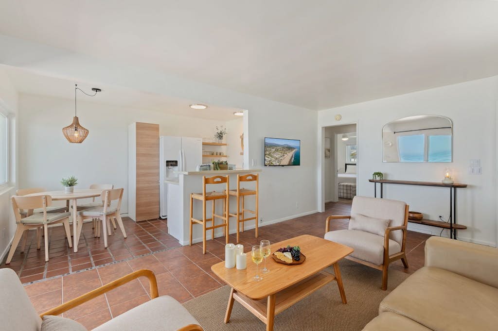 Beachfront Ocean View Condo | California King, Balcony & Steps to the Sand
