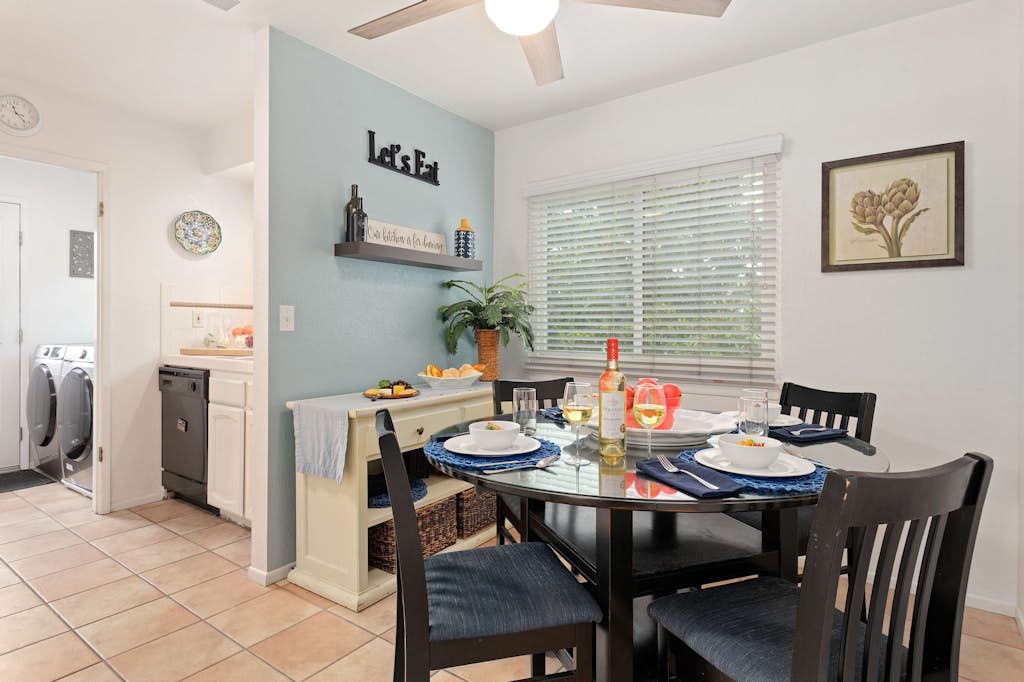 SEAbbatical by the Wharf, 2 BD, 2 BA Duplex, Walk to Beach