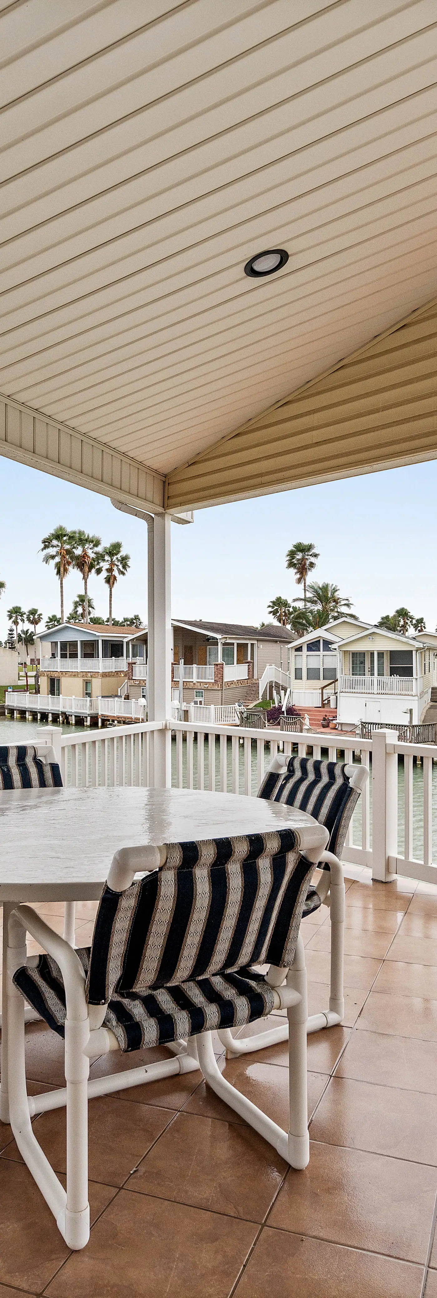 Coastal Canal Cottage - Waterfront, Dock, Pools