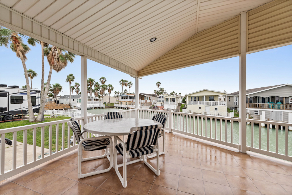 Coastal Canal Cottage - Waterfront, Dock, Pools