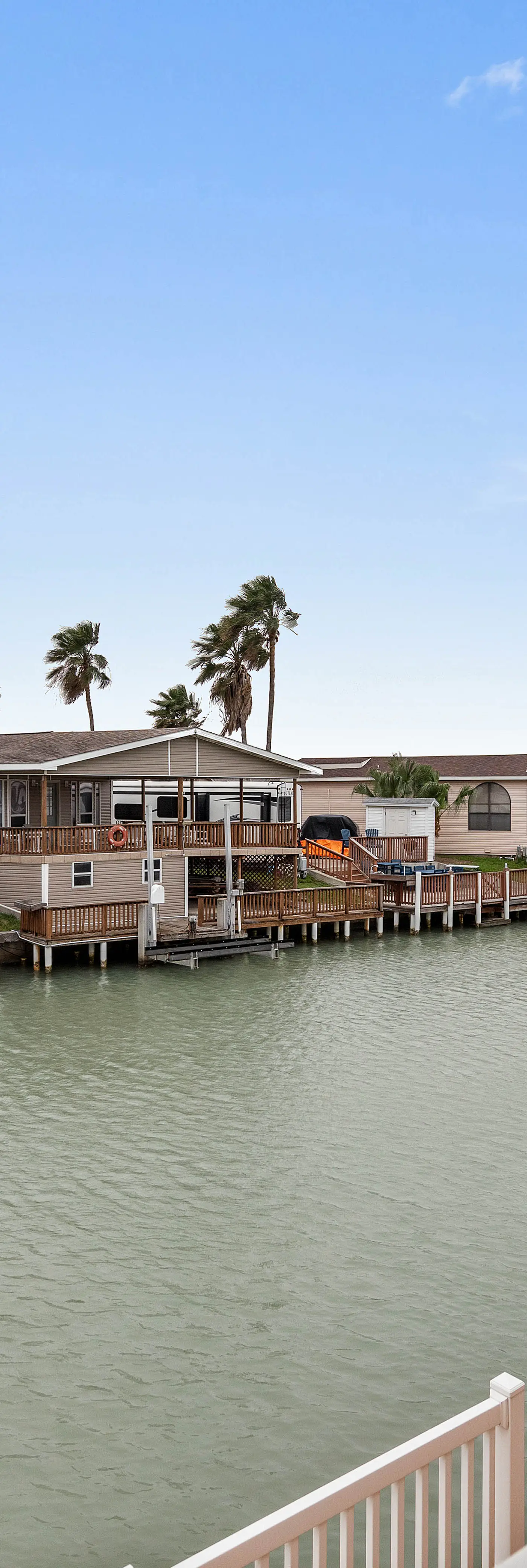 Coastal Canal Cottage - Waterfront, Dock, Pools