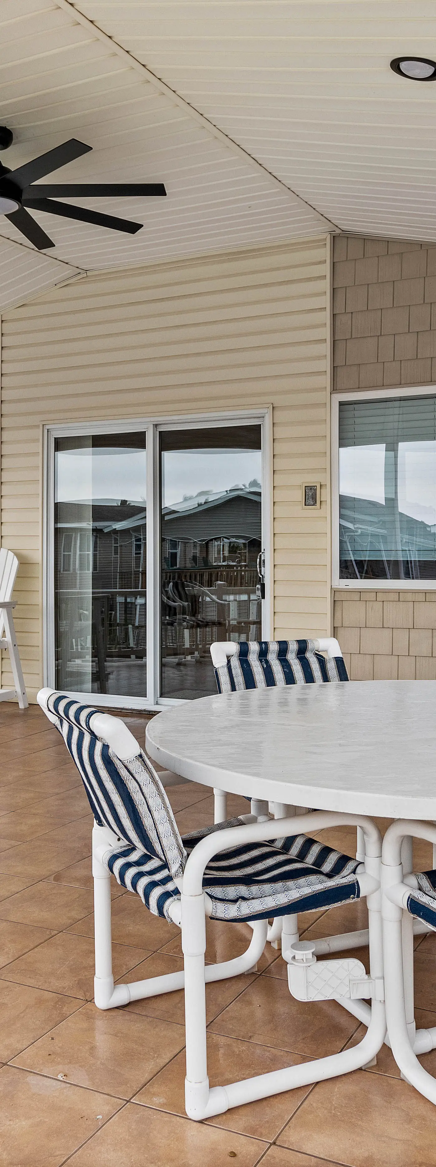 Coastal Canal Cottage - Waterfront, Dock, Pools
