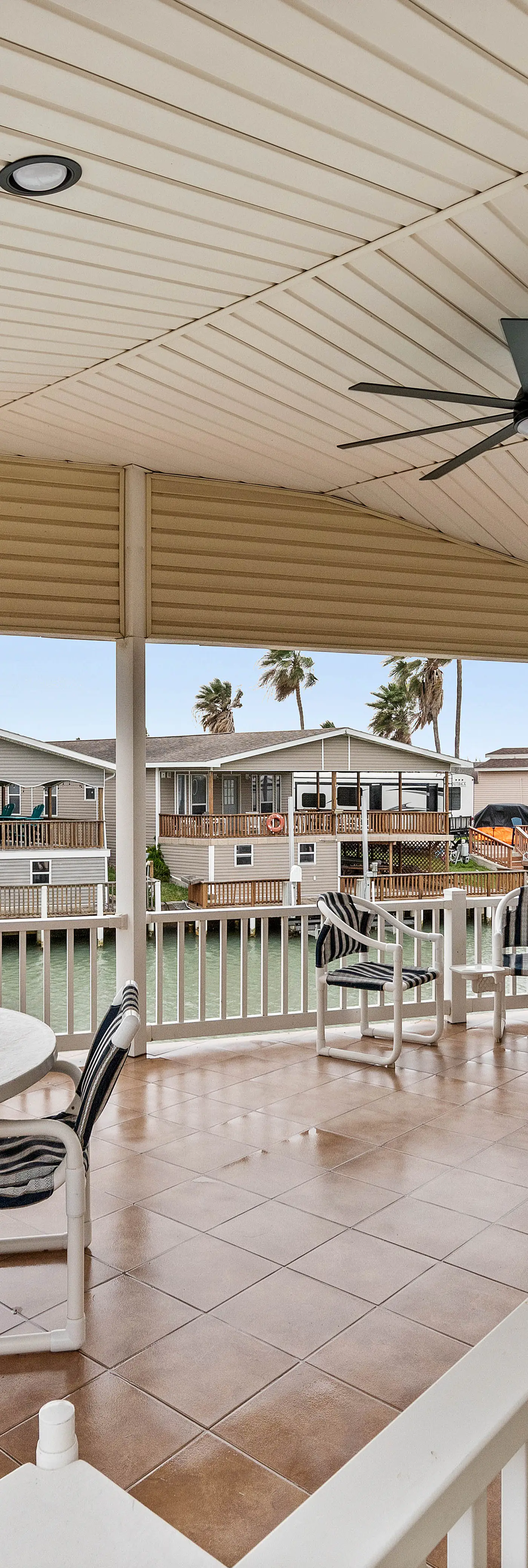 Coastal Canal Cottage - Waterfront, Dock, Pools
