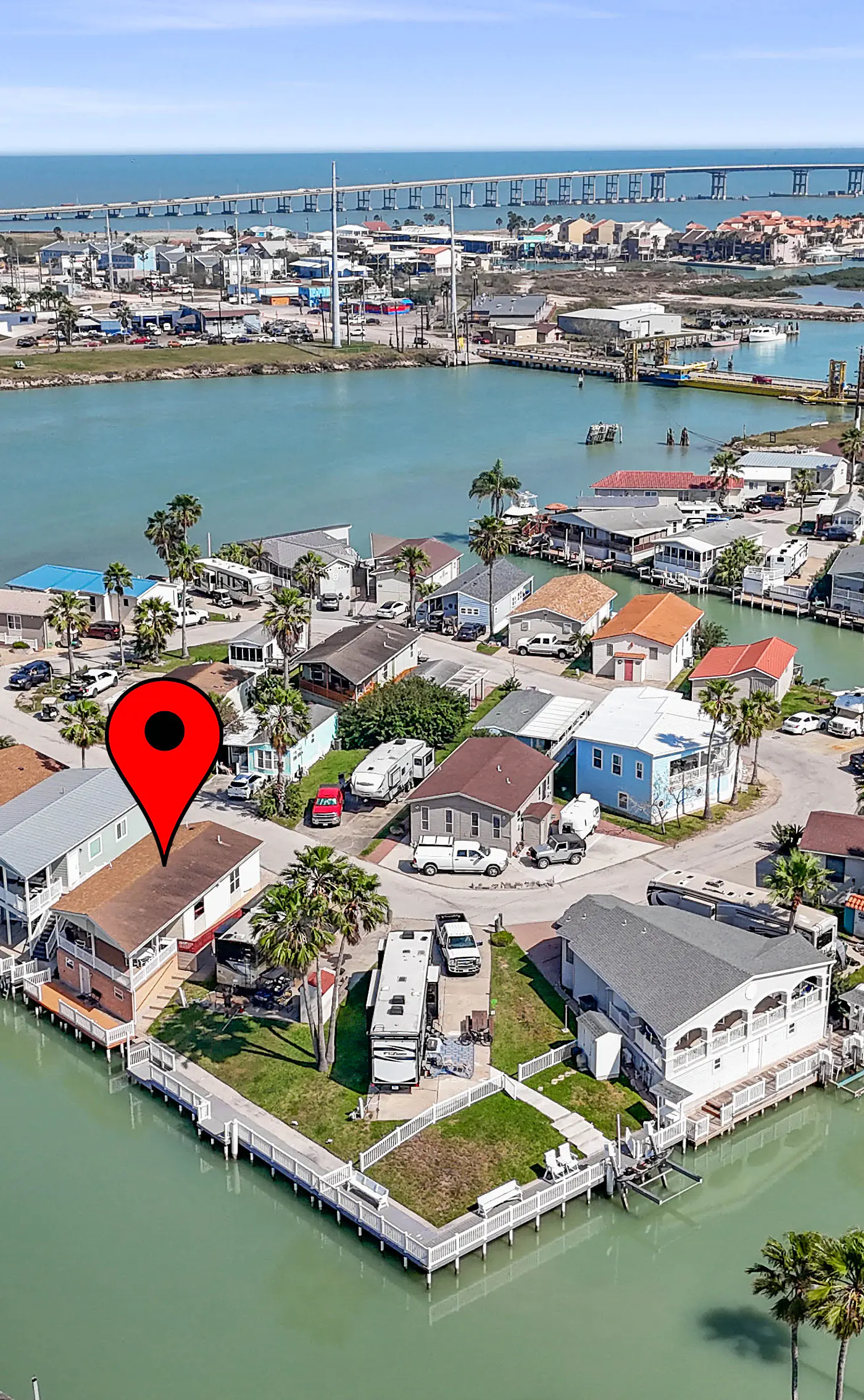 Coastal Canal Cottage - Waterfront, Dock, Pools