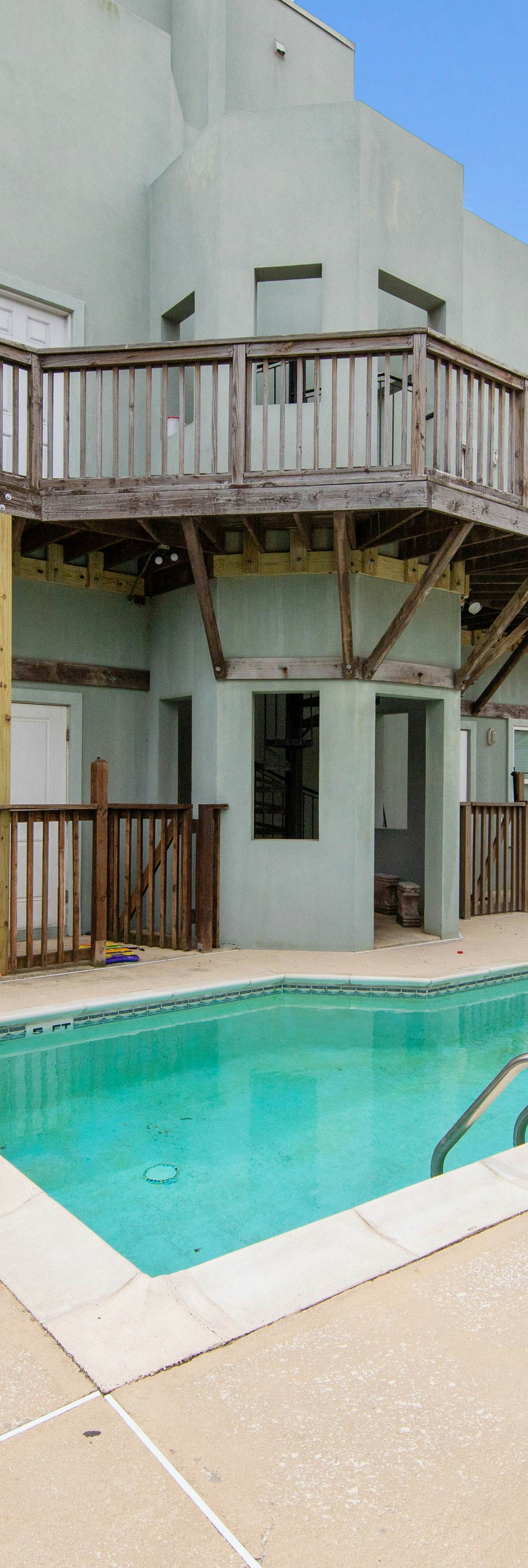 Island Dream - Walk to Beach, Pool, 3 Bedrooms