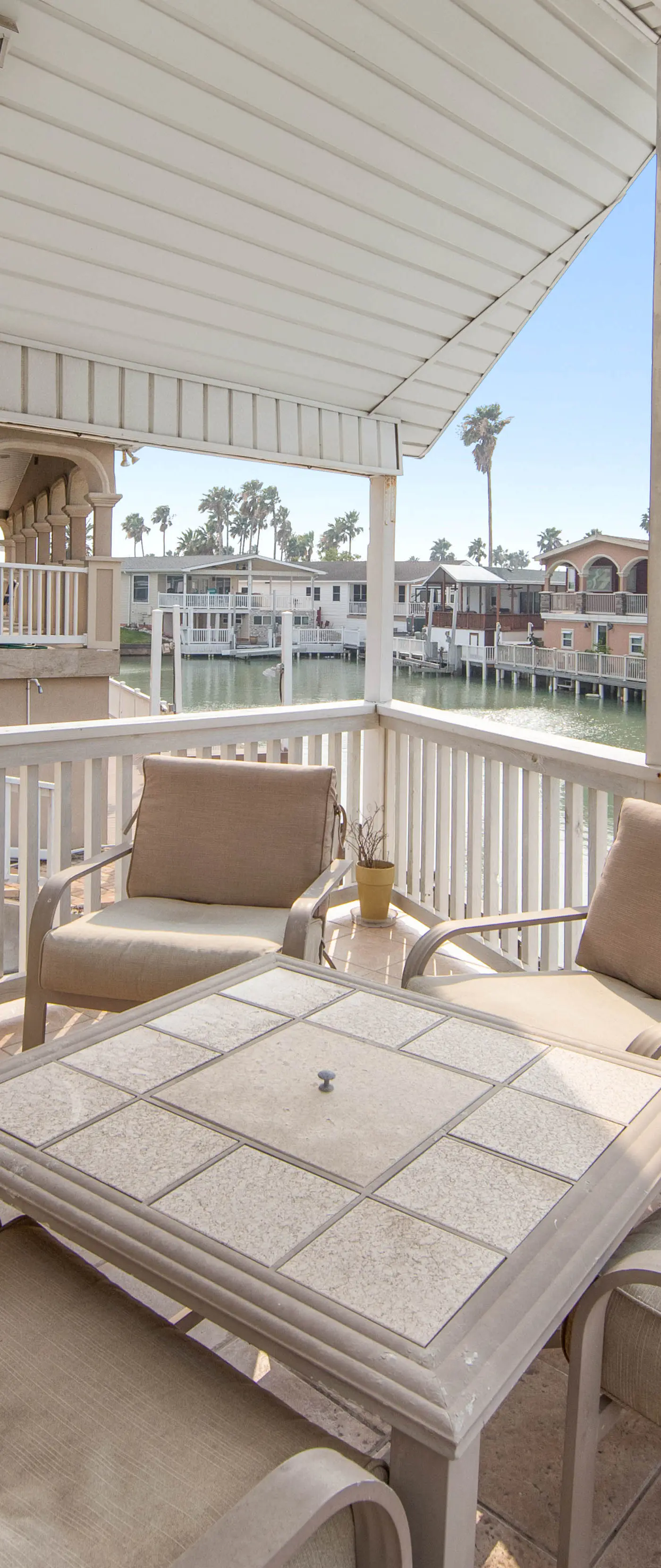 Little Breeze - Waterfront Cottage, Pools, Golf