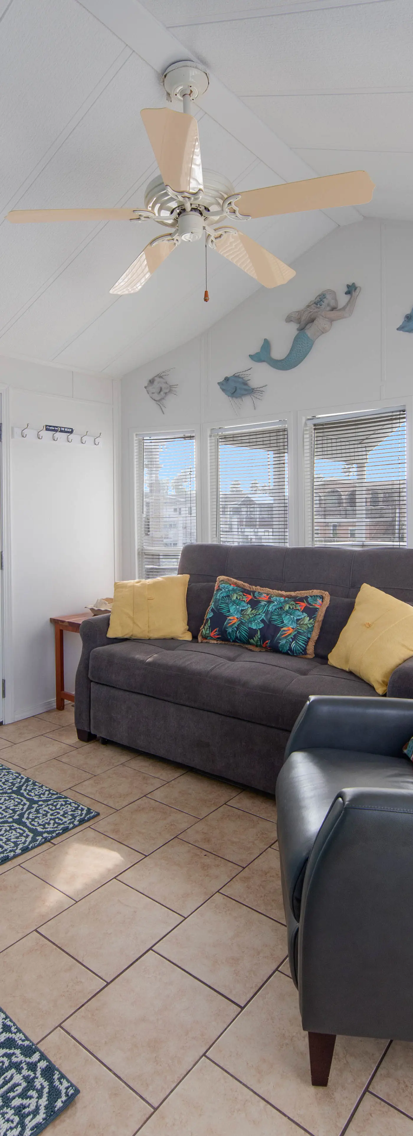 Little Breeze - Waterfront Cottage, Pools, Golf