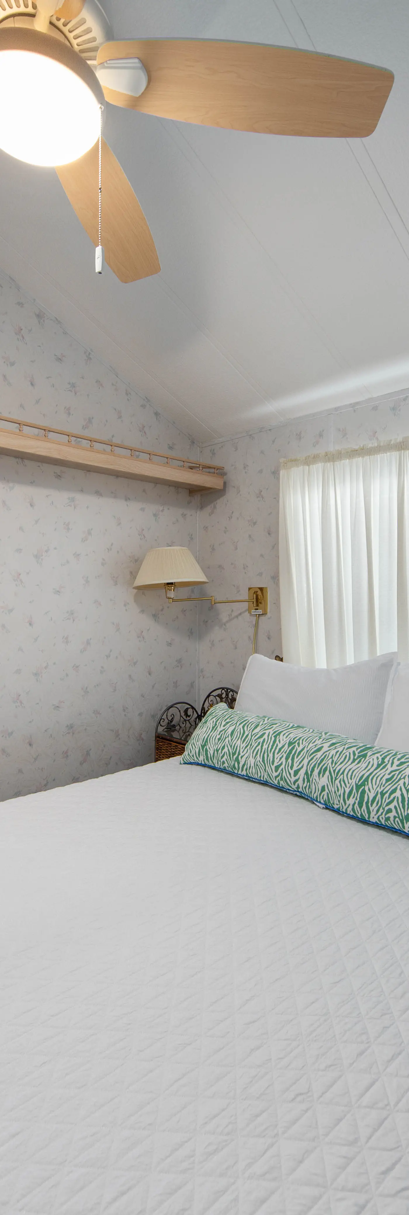 Little Breeze - Waterfront Cottage, Pools, Golf