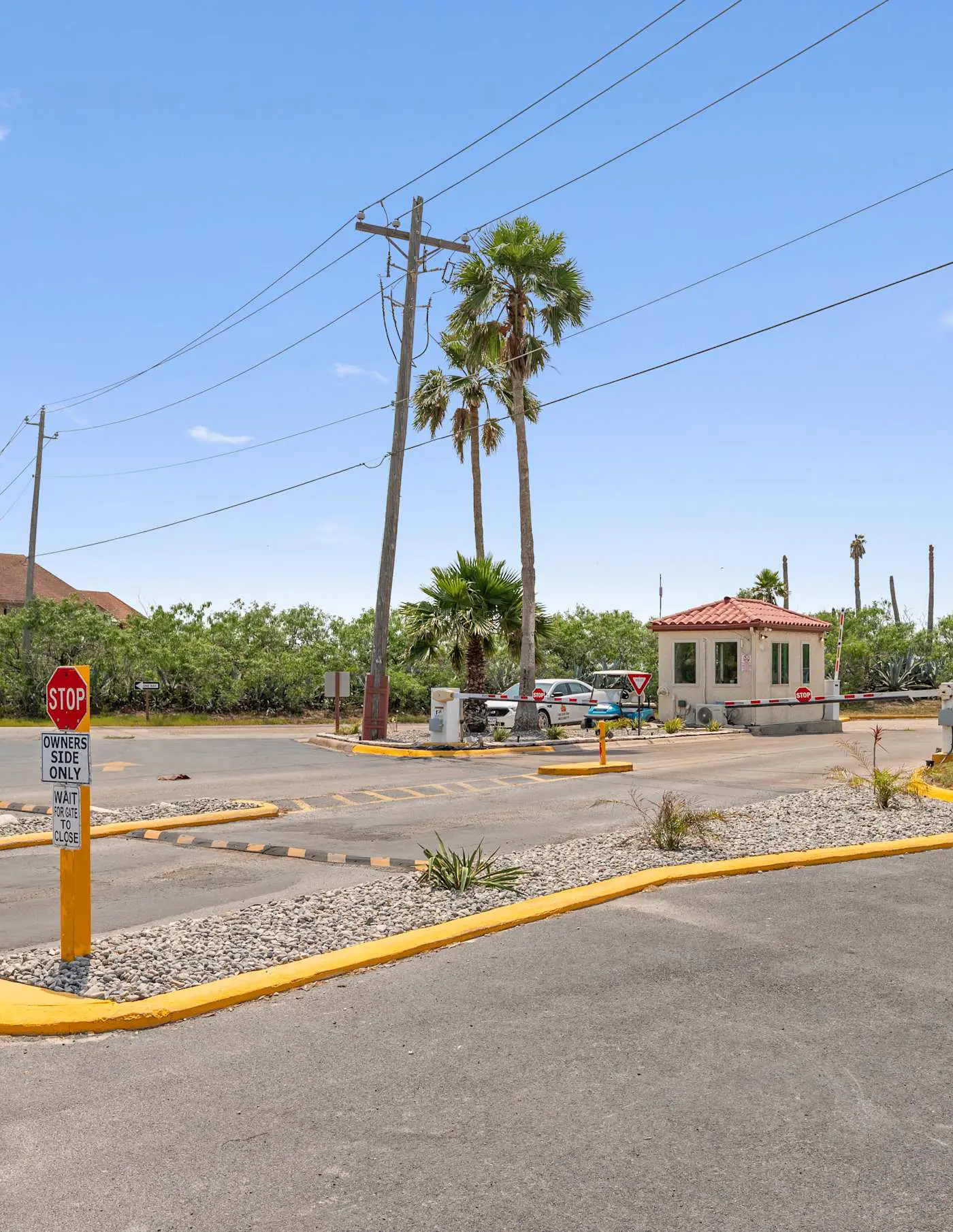 Little Breeze - Waterfront Cottage, Pools, Golf