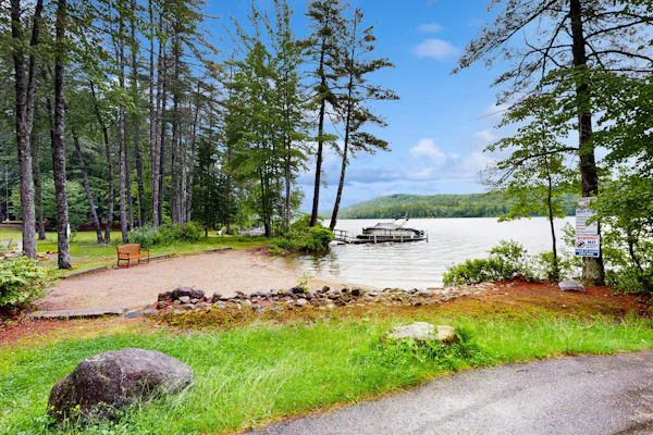Four Season Maine Cabin: Walk to Lake & Mooring; close to ski