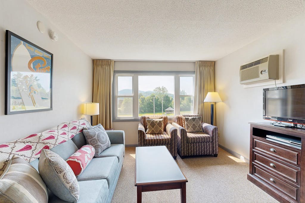A welcoming space in the heart of Stowe to relax after a day of adventure