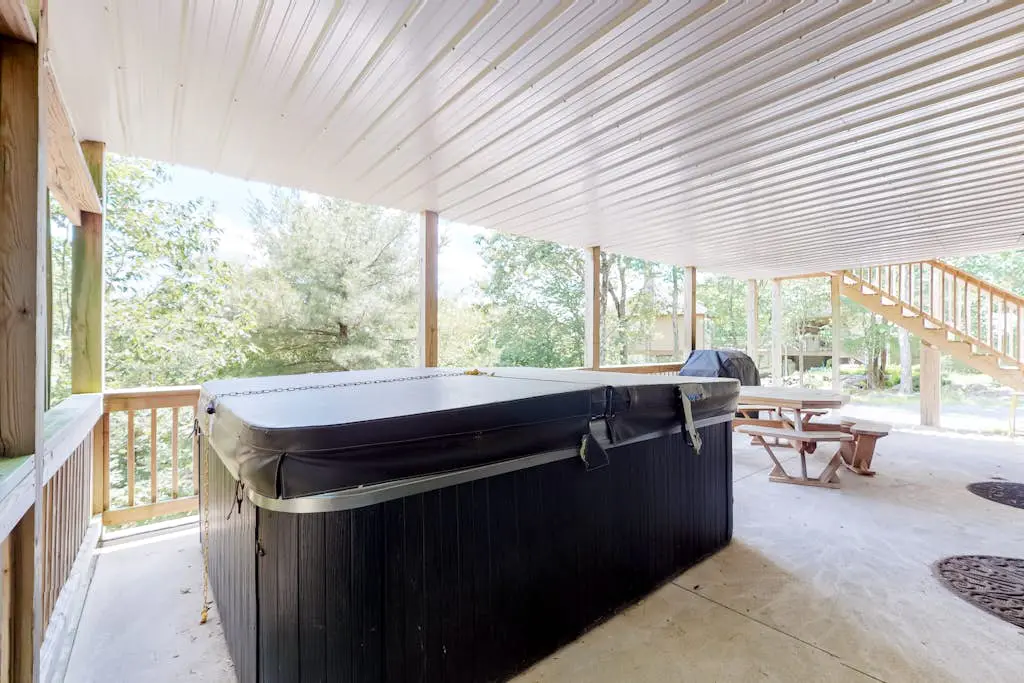 Luxurious Home with Hot Tub, Game Room & Fireplace