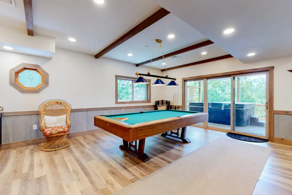 Luxurious Home with Hot Tub, Game Room & Fireplace