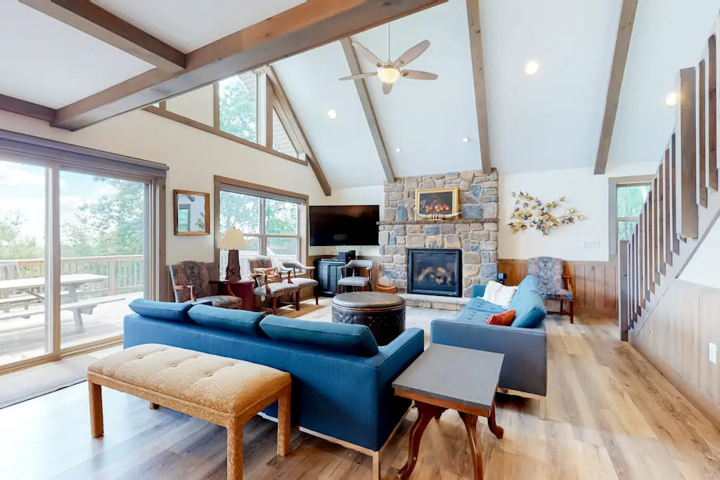 Luxurious Home with Hot Tub, Game Room & Fireplace