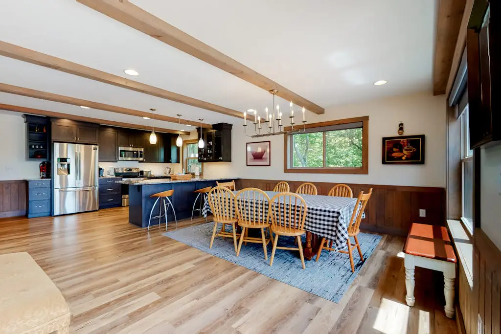 Luxurious Home with Hot Tub, Game Room & Fireplace