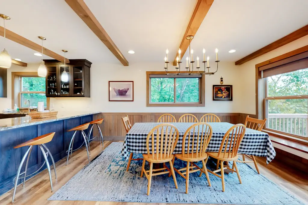 Luxurious Home with Hot Tub, Game Room & Fireplace