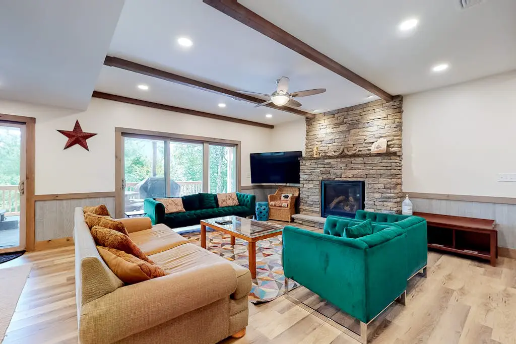 Luxurious Home with Hot Tub, Game Room & Fireplace