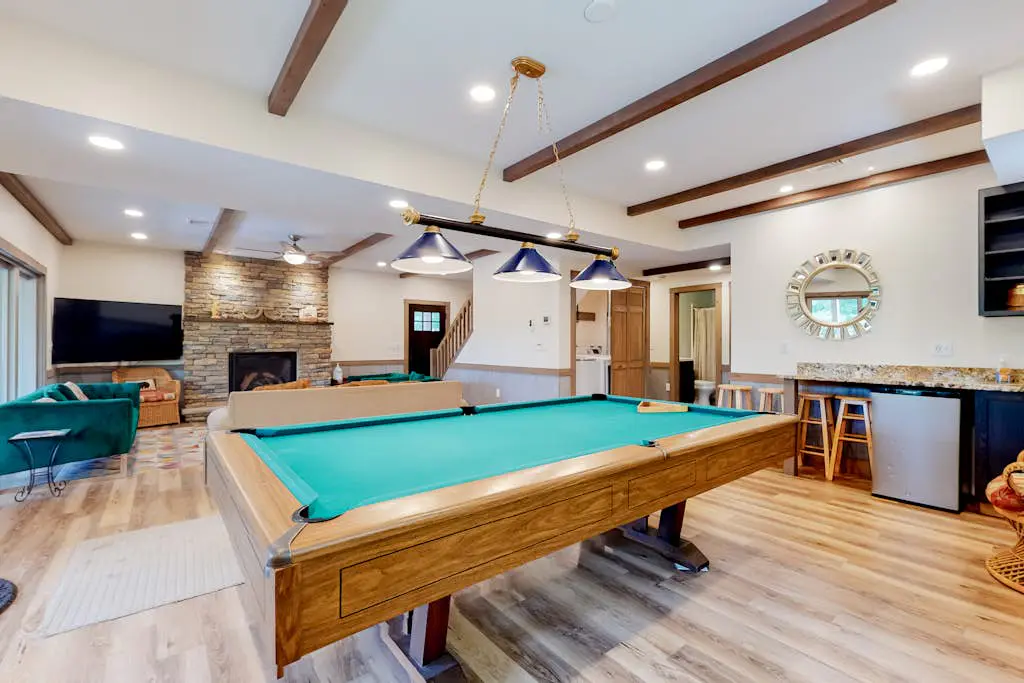Luxurious Home with Hot Tub, Game Room & Fireplace