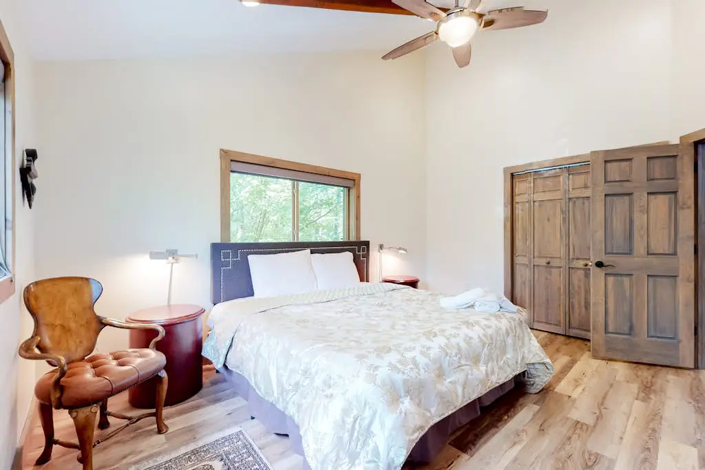 Luxurious Home with Hot Tub, Game Room & Fireplace