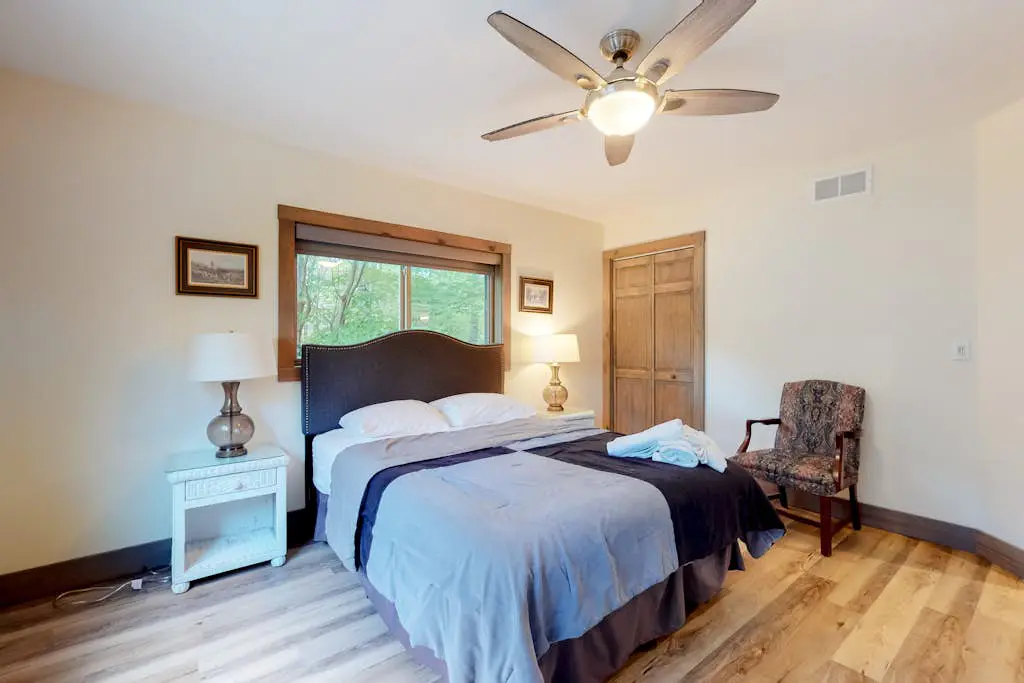 Luxurious Home with Hot Tub, Game Room & Fireplace