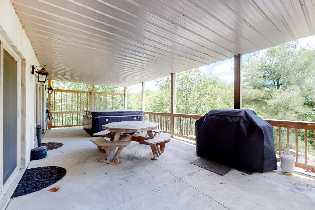 Luxurious Home with Hot Tub, Game Room & Fireplace