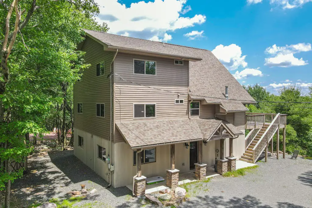 Luxurious Home with Hot Tub, Game Room & Fireplace