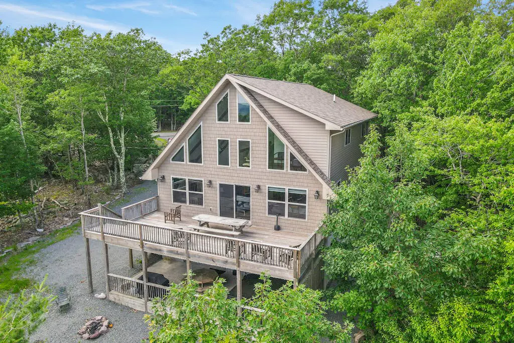 Luxurious Home with Hot Tub, Game Room & Fireplace