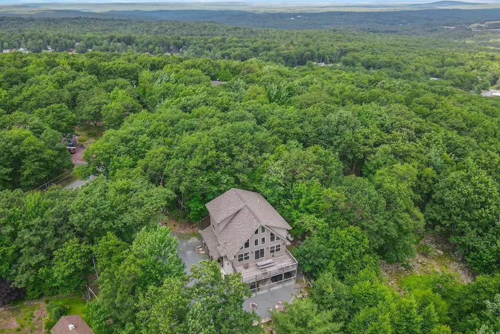 Luxurious Home with Hot Tub, Game Room & Fireplace