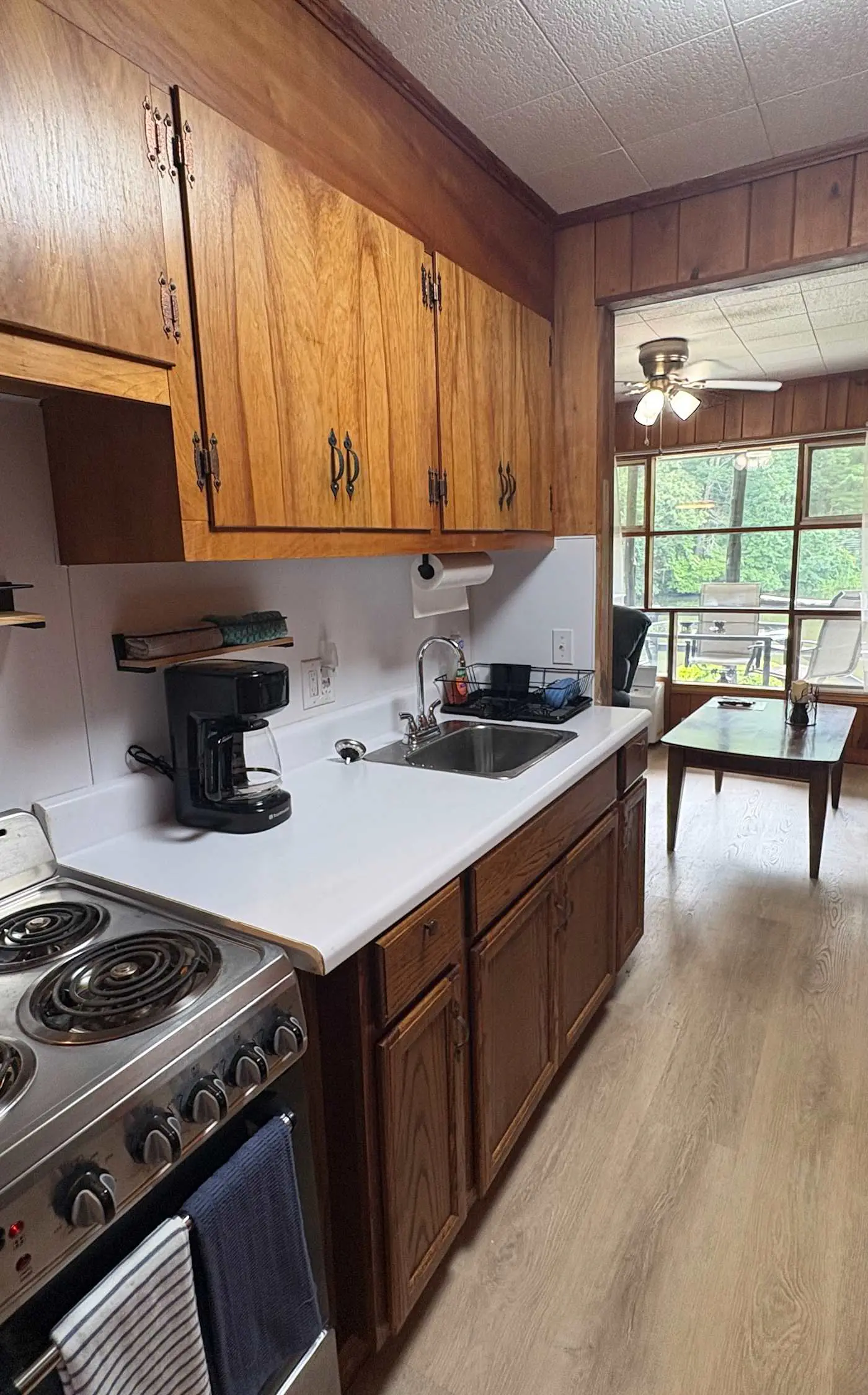 Lakeside condo, dog-friendly, AC, large porch, shared amenities, beach access, pool, tennis