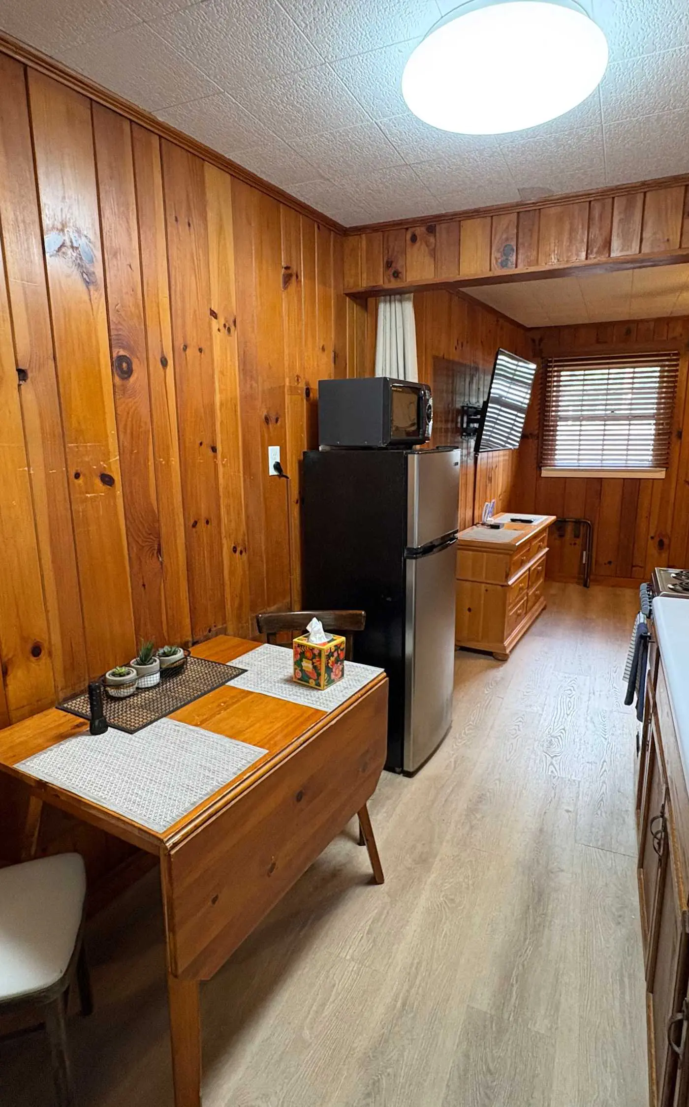 Lakeside condo, dog-friendly, AC, large porch, shared amenities, beach access, pool, tennis