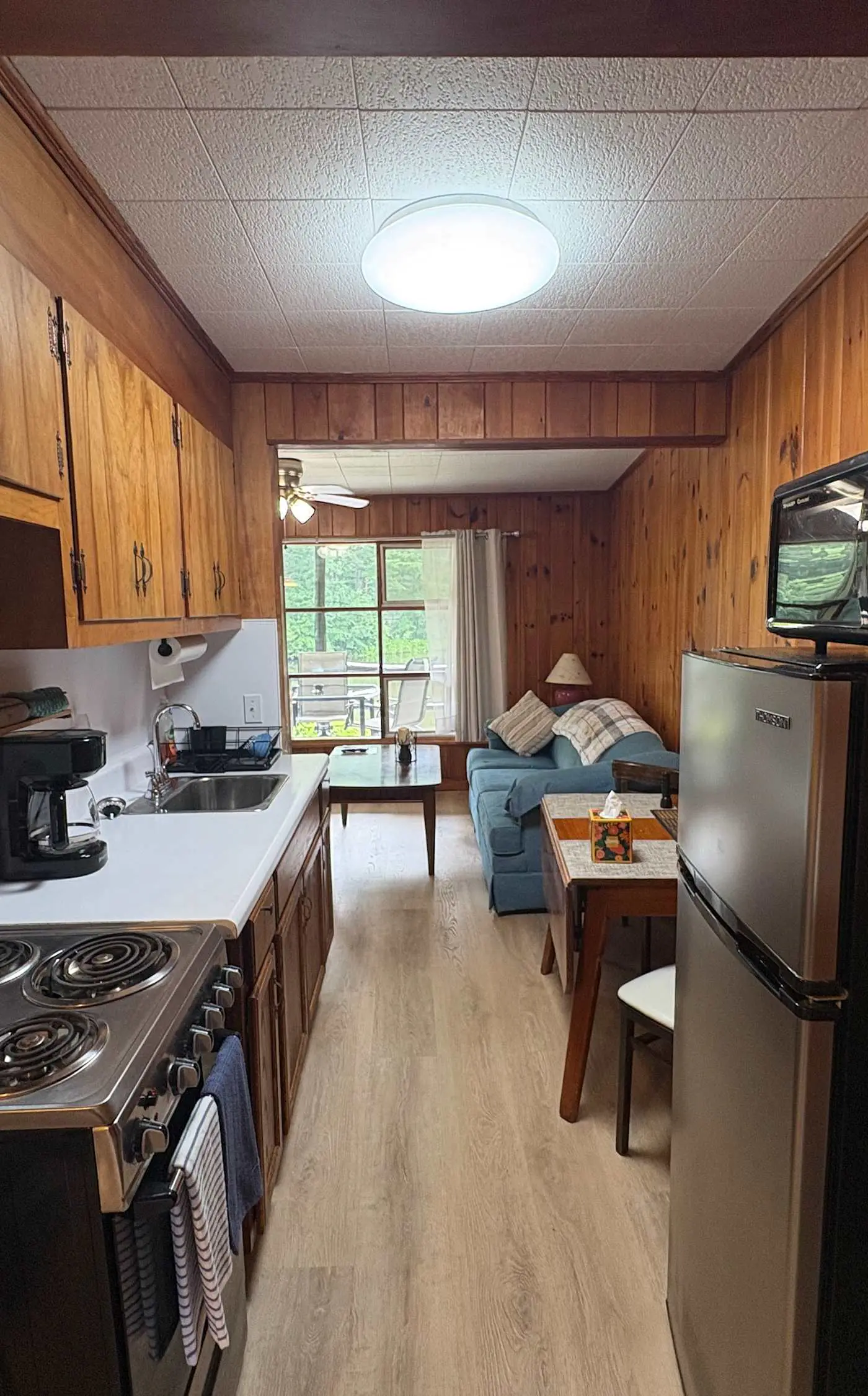 Lakeside condo, dog-friendly, AC, large porch, shared amenities, beach access, pool, tennis