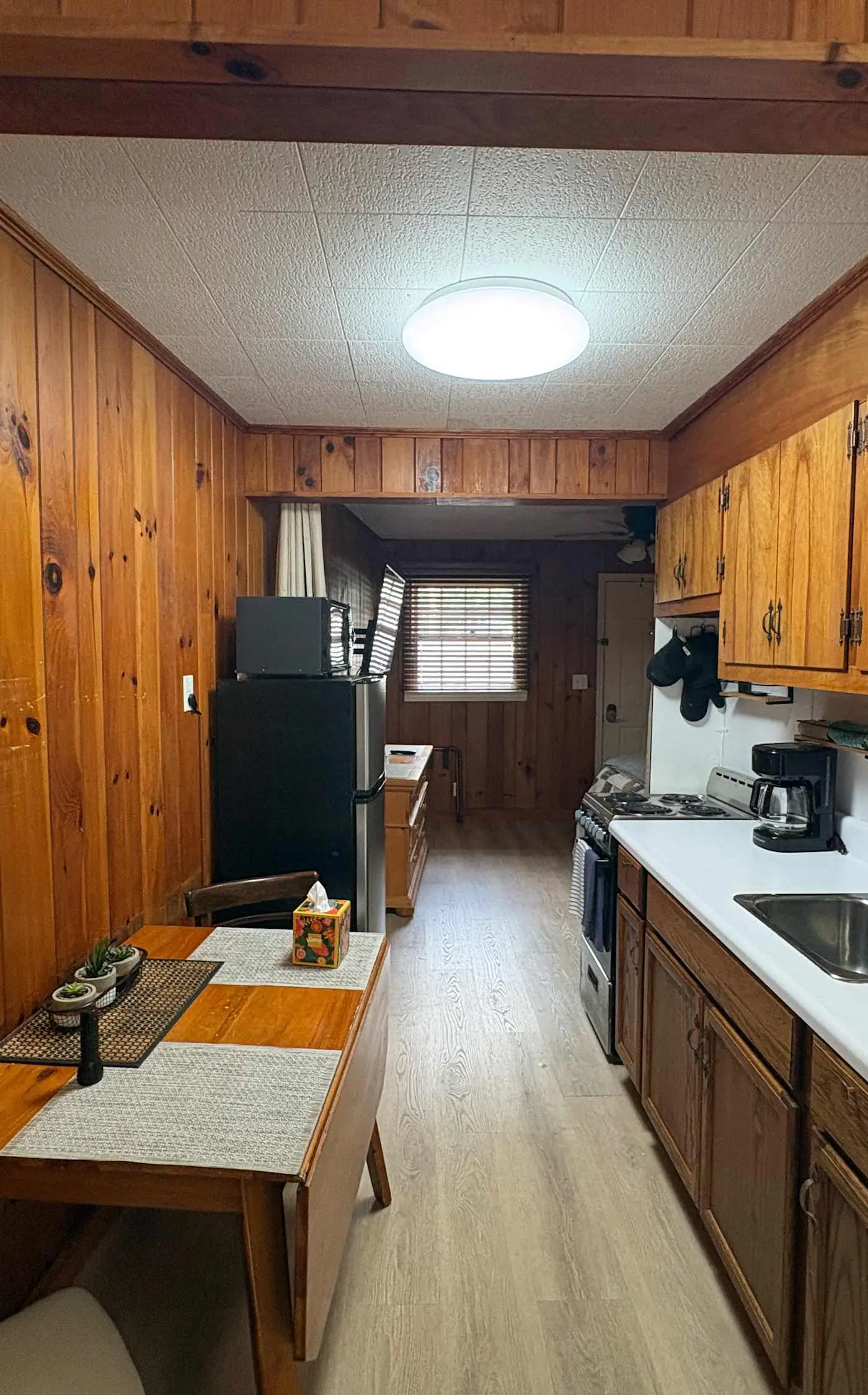 Lakeside condo, dog-friendly, AC, large porch, shared amenities, beach access, pool, tennis