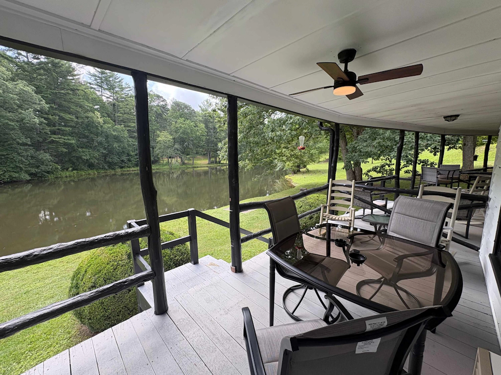 Lakeside condo, dog-friendly, AC, large porch, shared amenities, beach access, pool, tennis