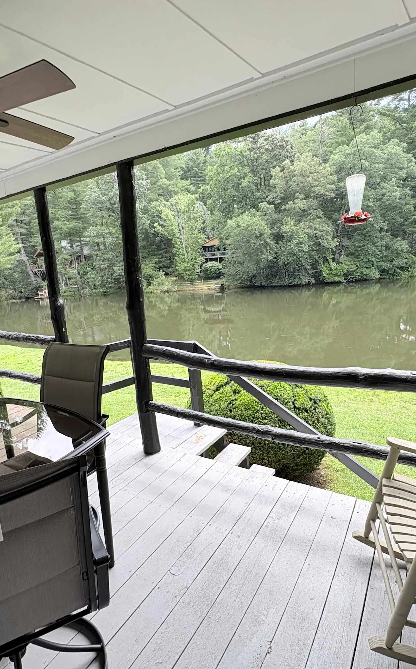Lakeside condo, dog-friendly, AC, large porch, shared amenities, beach access, pool, tennis