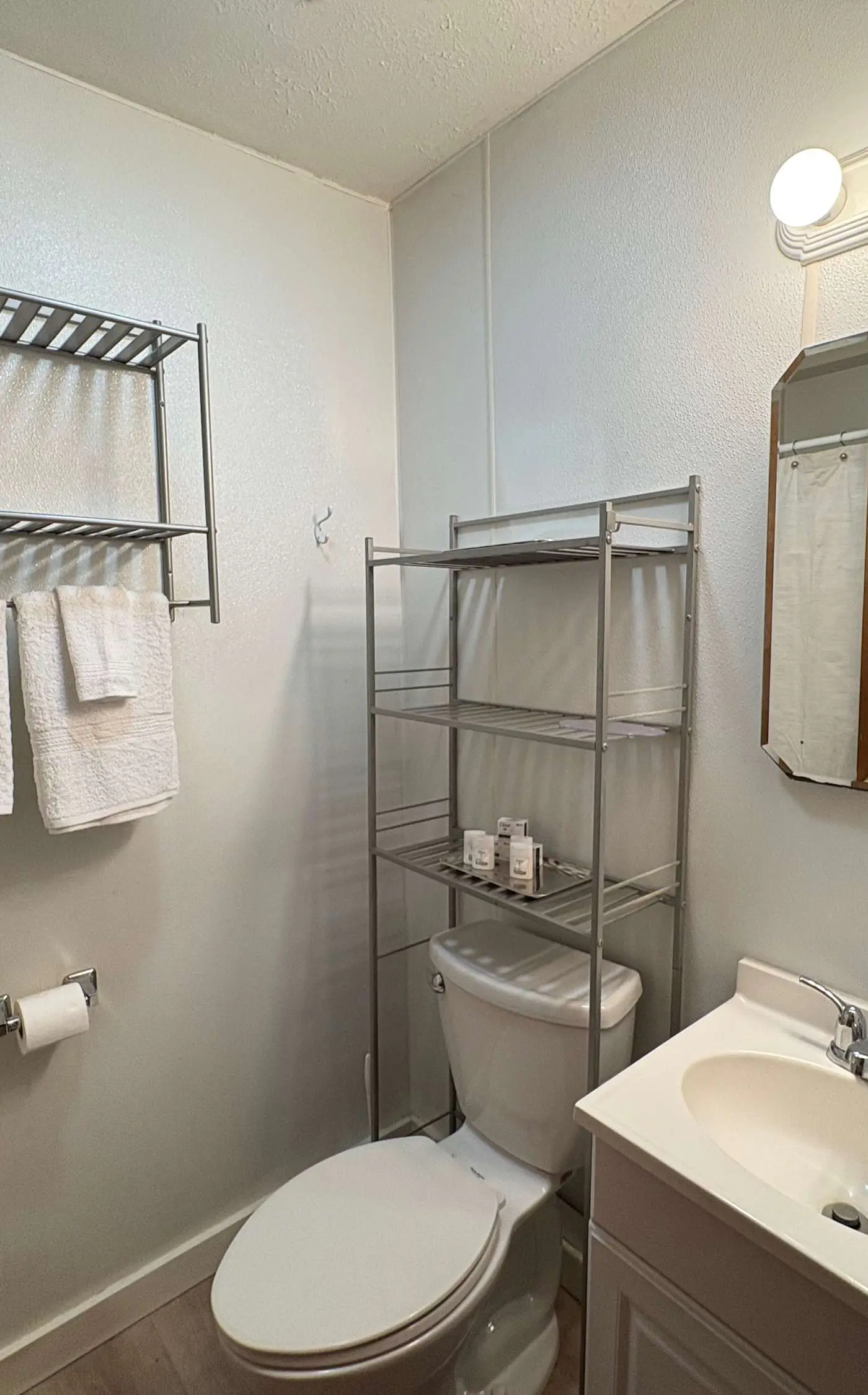 Lakeside condo, dog-friendly, AC, large porch, shared amenities, beach access, pool, tennis