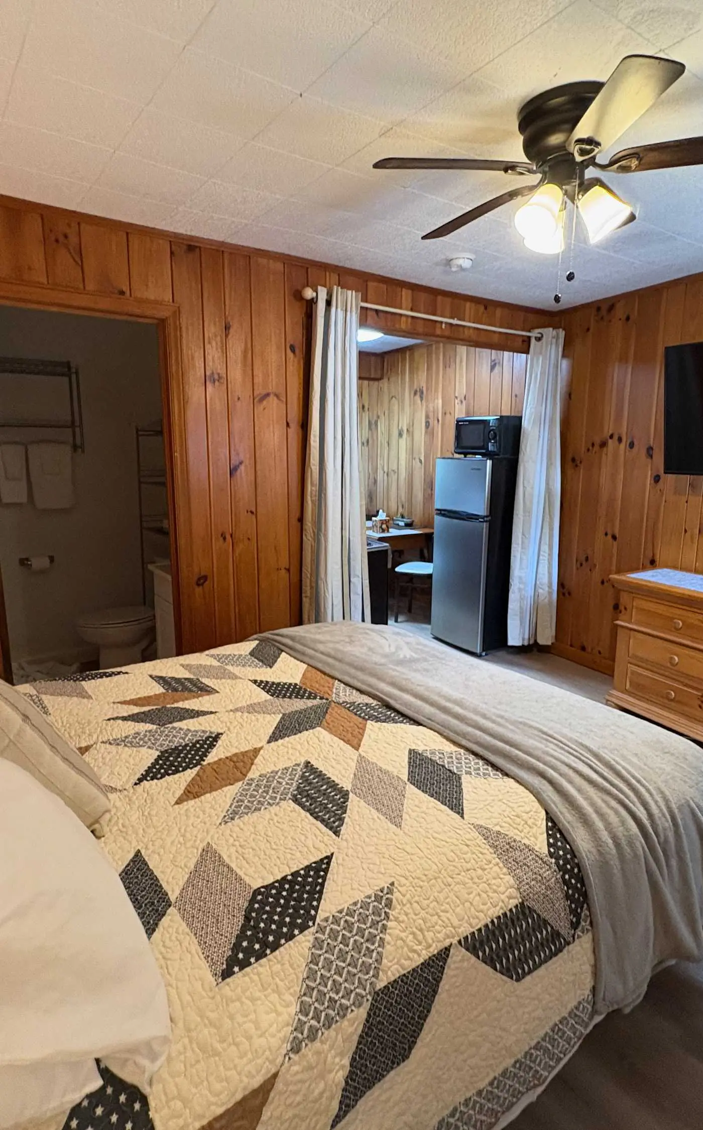 Lakeside condo, dog-friendly, AC, large porch, shared amenities, beach access, pool, tennis
