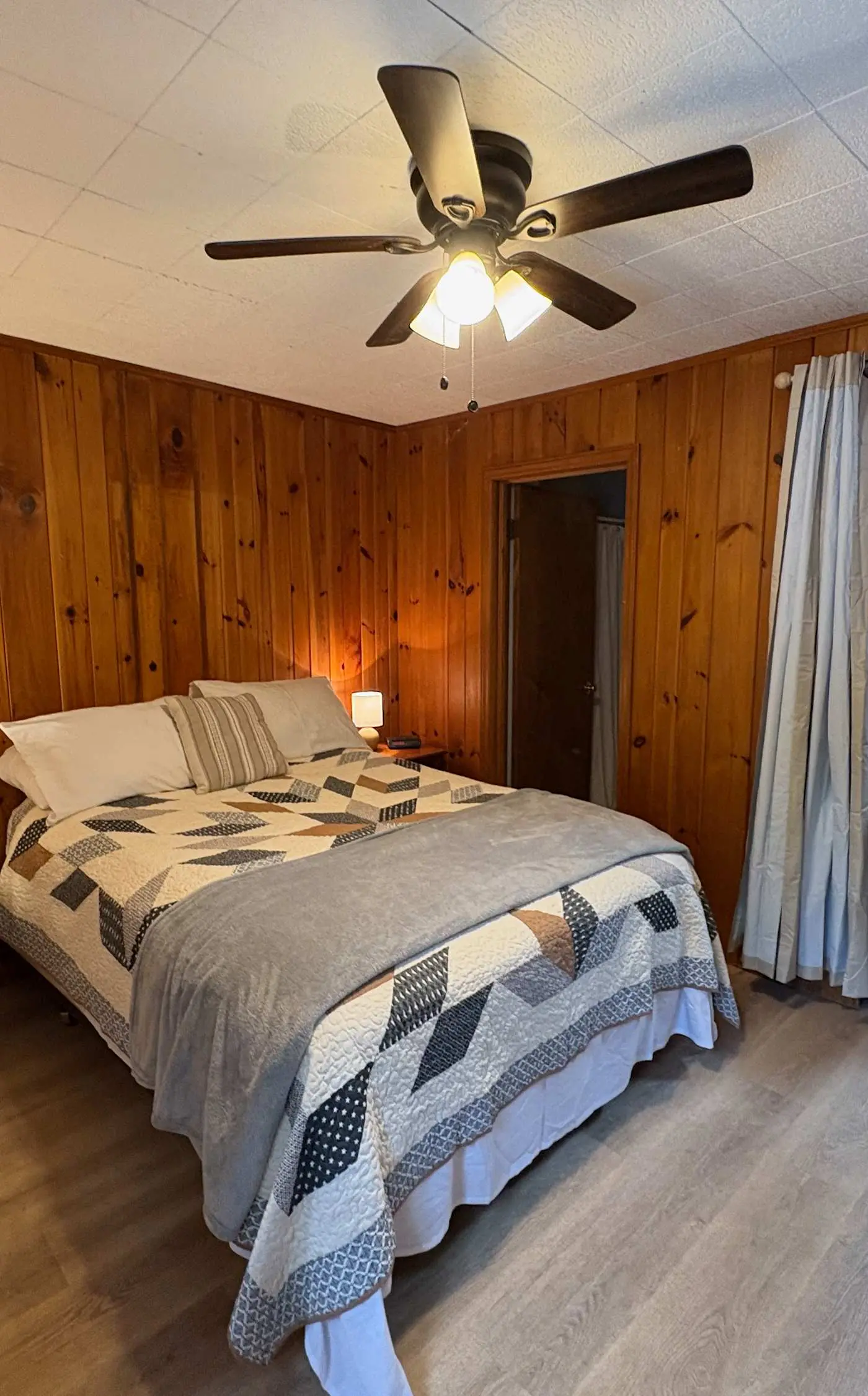 Lakeside condo, dog-friendly, AC, large porch, shared amenities, beach access, pool, tennis