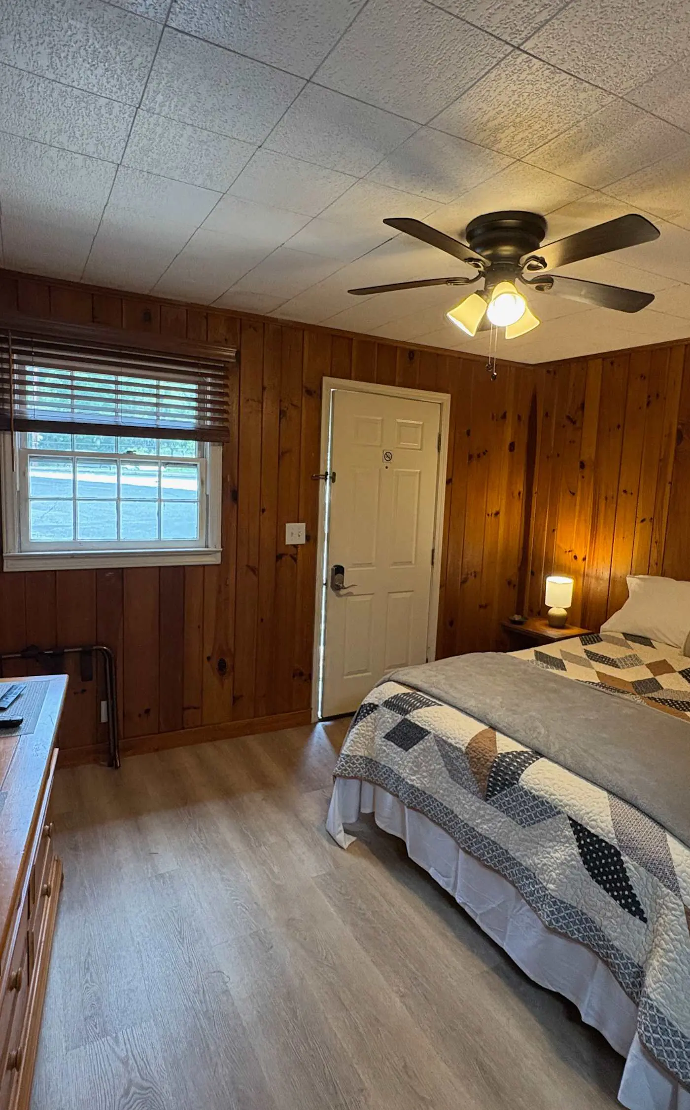 Lakeside condo, dog-friendly, AC, large porch, shared amenities, beach access, pool, tennis
