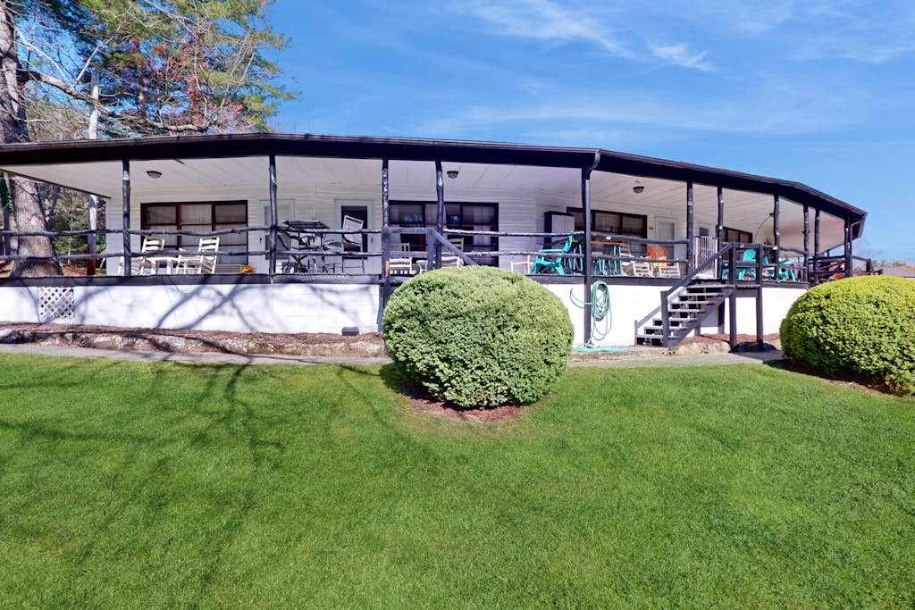 Lakeside condo, dog-friendly, AC, large porch, shared amenities, beach access, pool, tennis