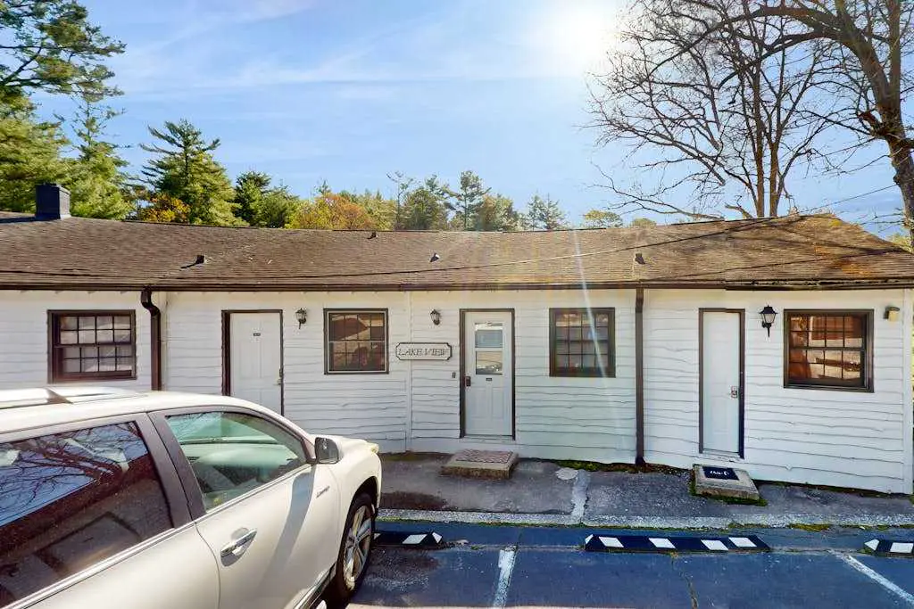 Lakeside condo, dog-friendly, AC, large porch, shared amenities, beach access, pool, tennis