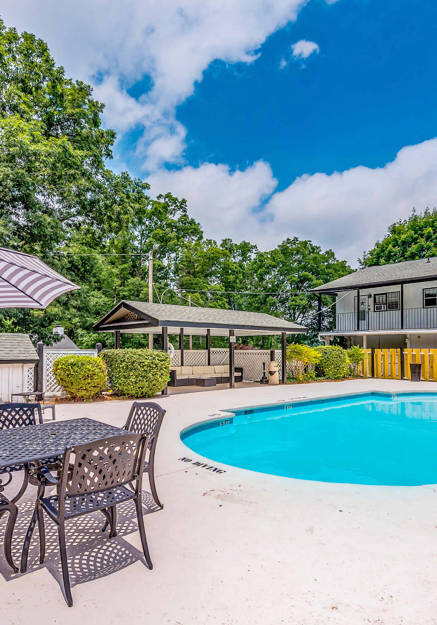 Lakeside condo, dog-friendly, AC, large porch, shared amenities, beach access, pool, tennis