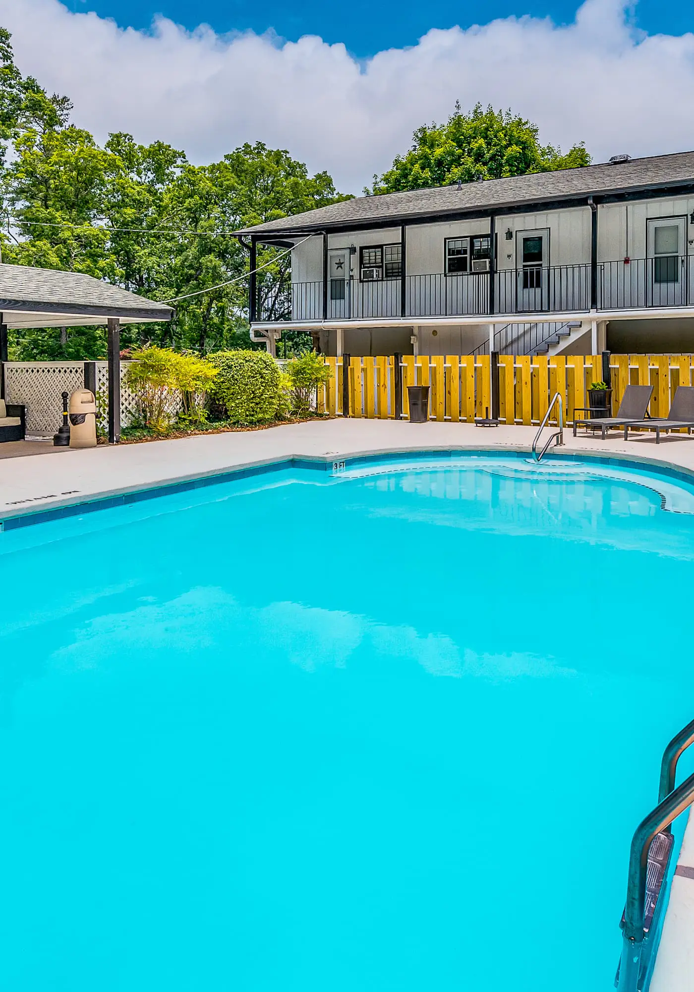 Lakeside condo, dog-friendly, AC, large porch, shared amenities, beach access, pool, tennis