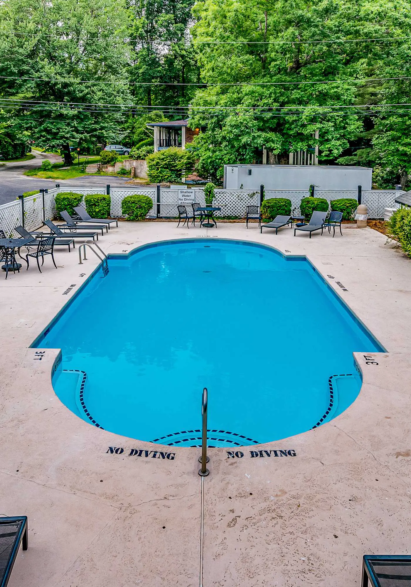 Lakeside condo, dog-friendly, AC, large porch, shared amenities, beach access, pool, tennis