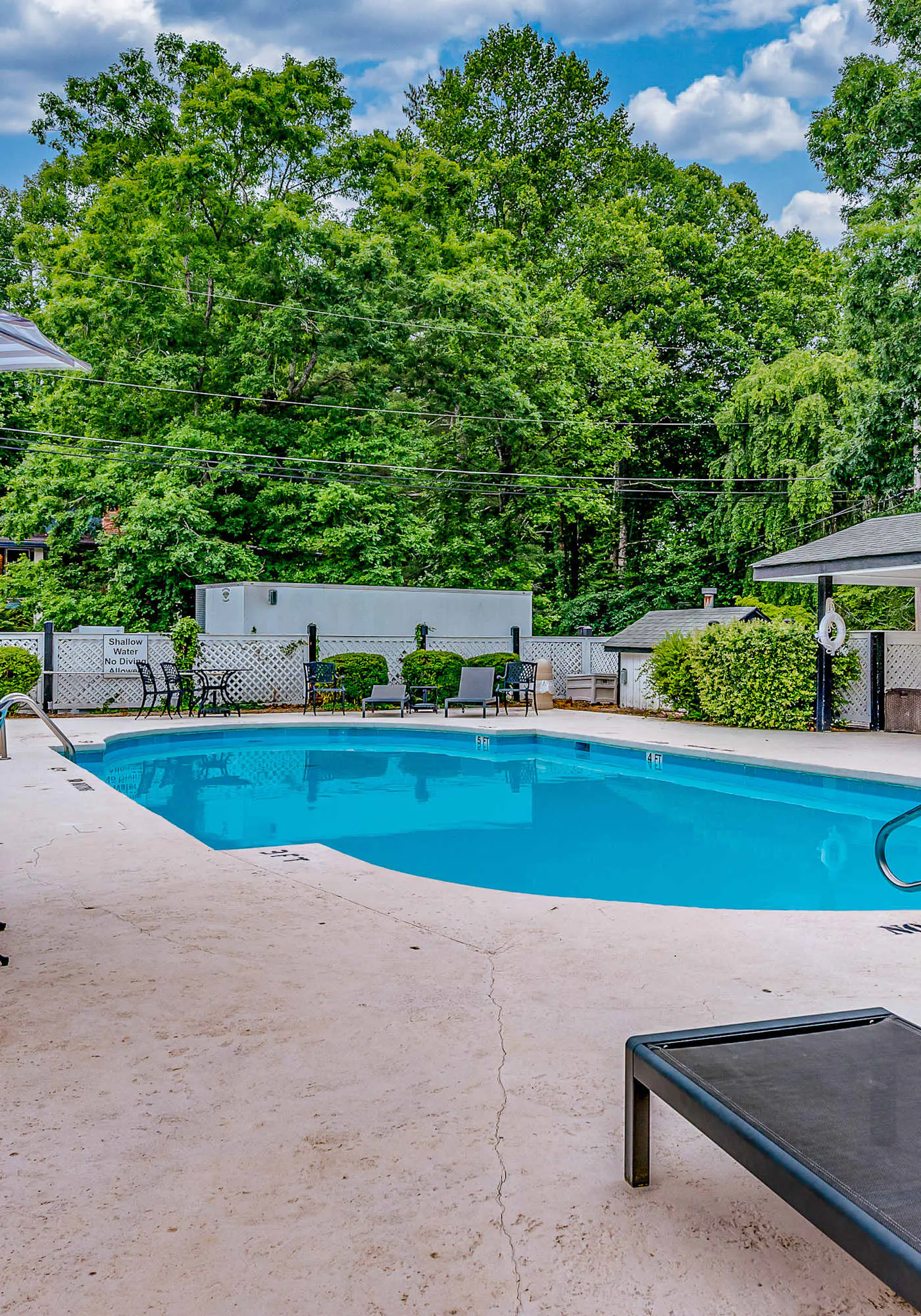 Lakeside condo, dog-friendly, AC, large porch, shared amenities, beach access, pool, tennis