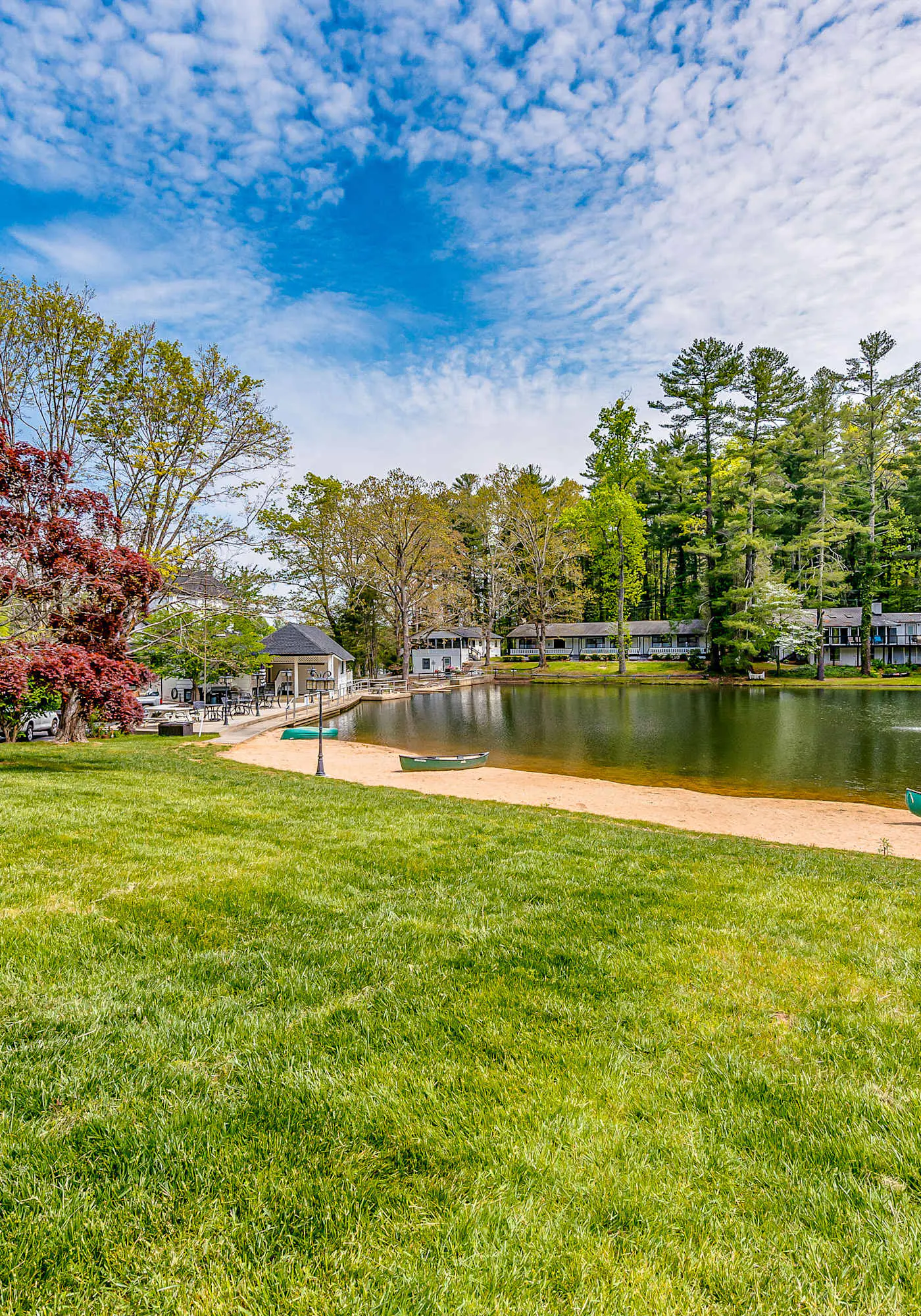 Lakeside condo, dog-friendly, AC, large porch, shared amenities, beach access, pool, tennis