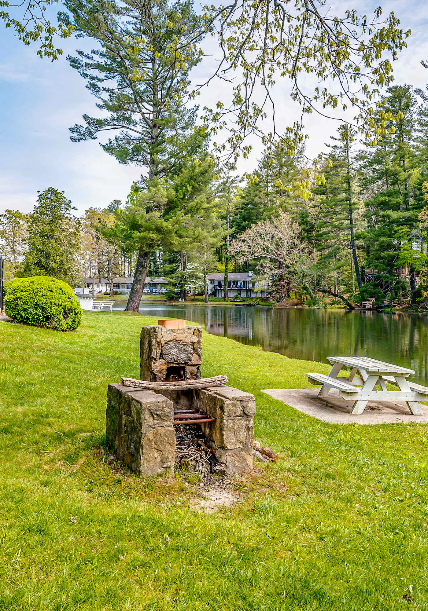 Lakeside condo, dog-friendly, AC, large porch, shared amenities, beach access, pool, tennis