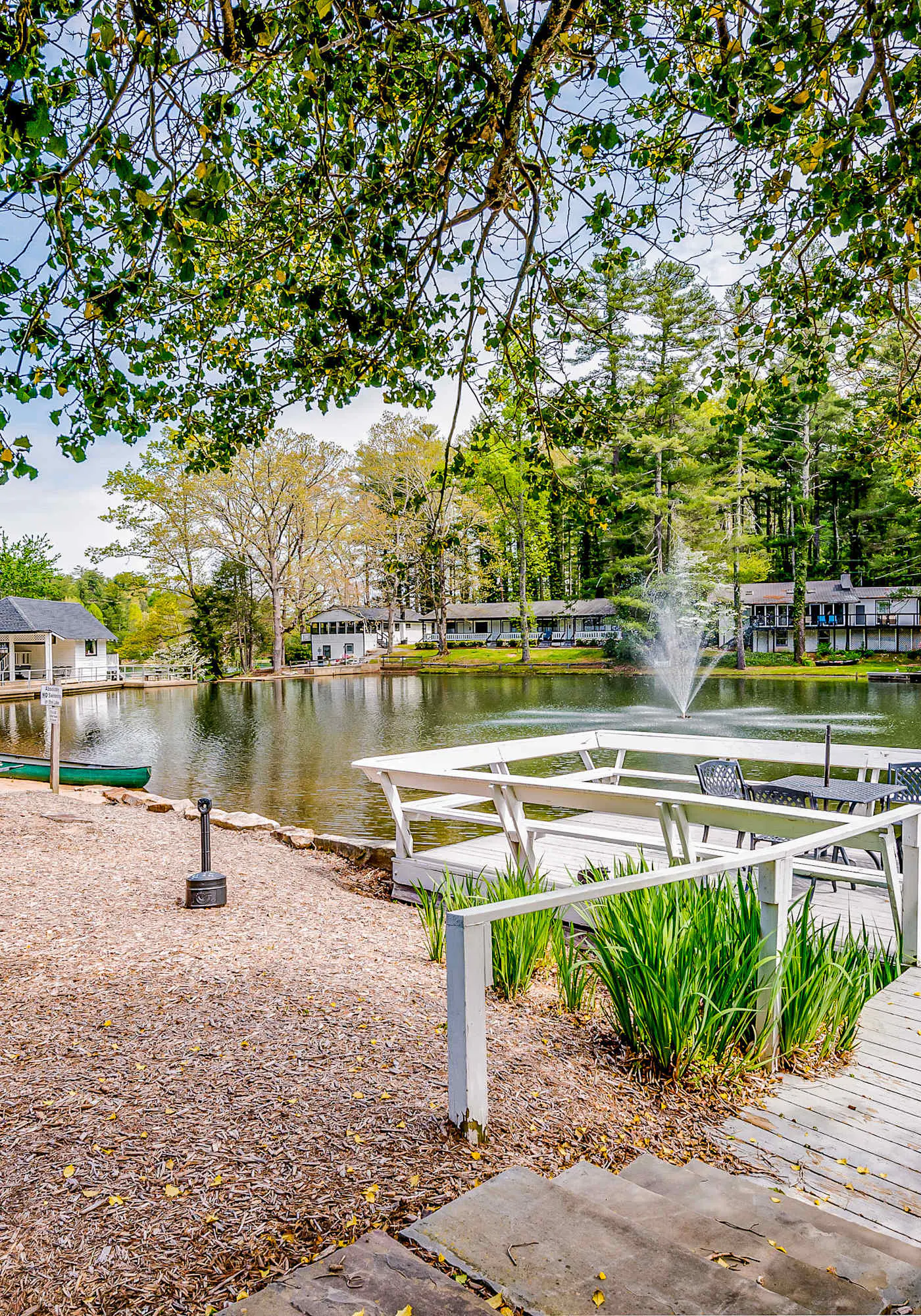 Lakeside condo, dog-friendly, AC, large porch, shared amenities, beach access, pool, tennis