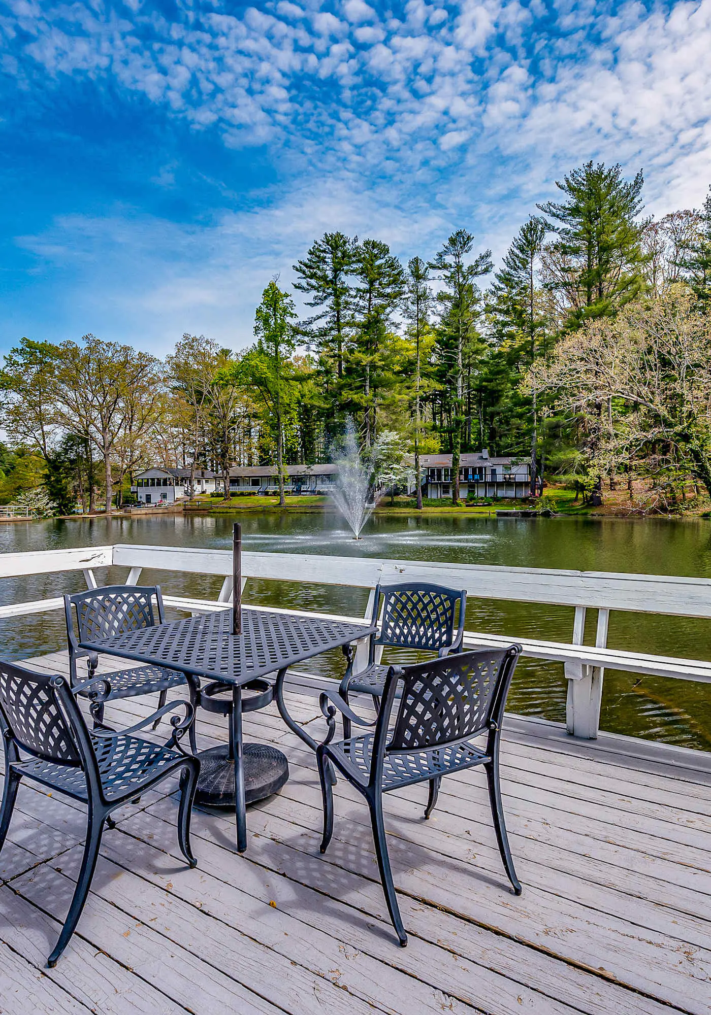 Lakeside condo, dog-friendly, AC, large porch, shared amenities, beach access, pool, tennis