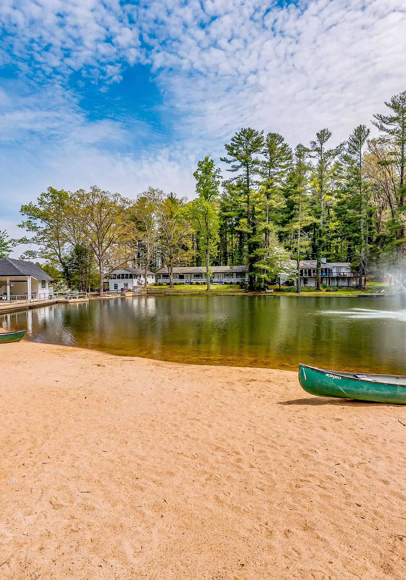 Lakeside condo, dog-friendly, AC, large porch, shared amenities, beach access, pool, tennis