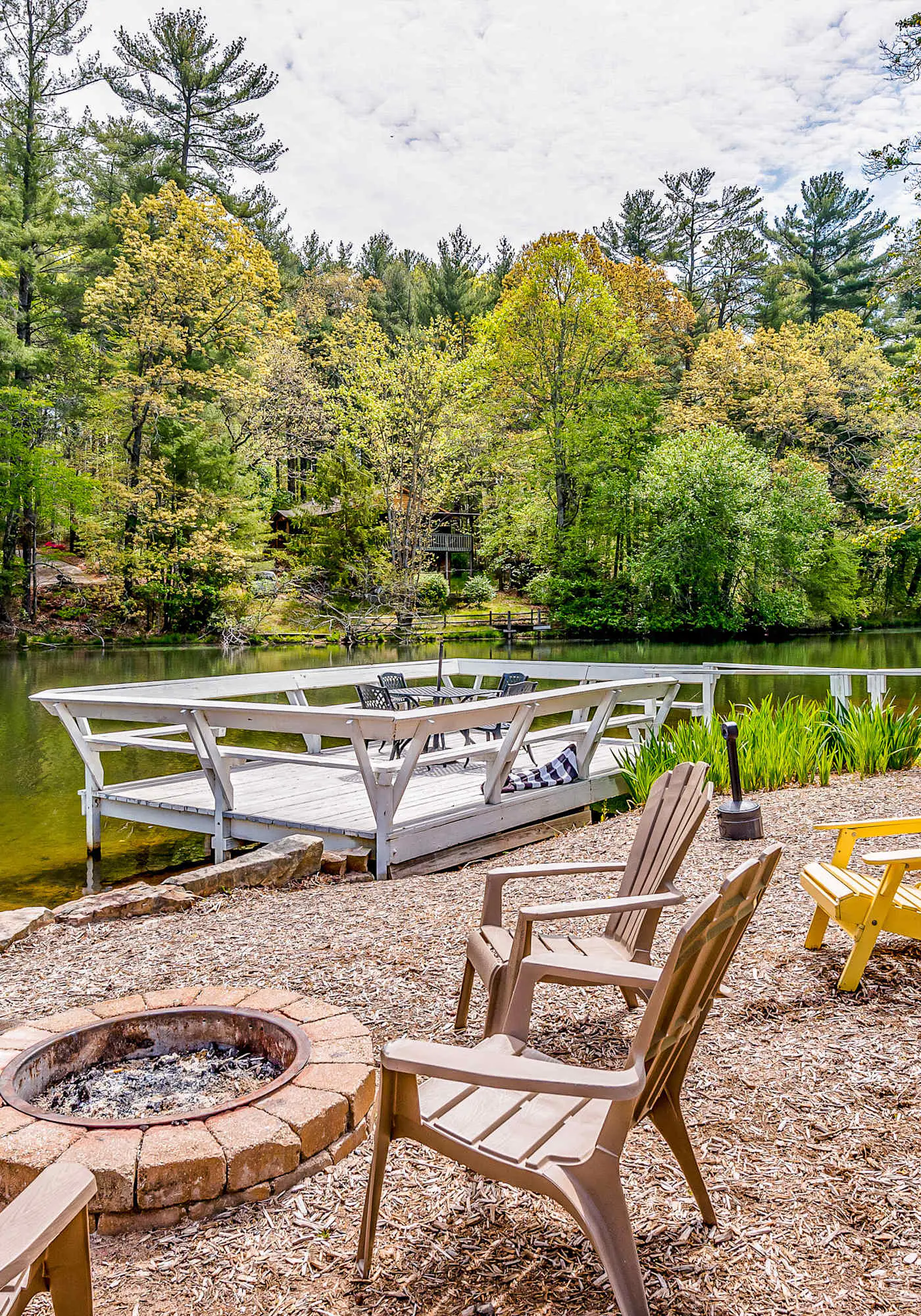 Lakeside condo, dog-friendly, AC, large porch, shared amenities, beach access, pool, tennis
